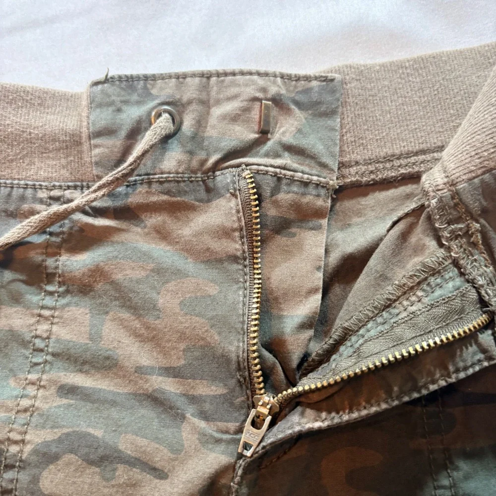 a.n.a Camouflage Cargo Shorts Women Sz 6 Green Cotton Stretch Utility Drawstring